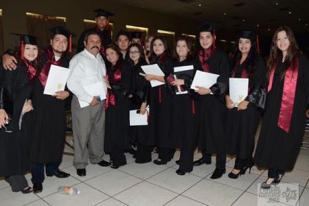 ALUMNOS DE LA UNIDAD ACADÉMICA PREPARATORIA LOS MOCHIS RECIÉN GRADUADOS